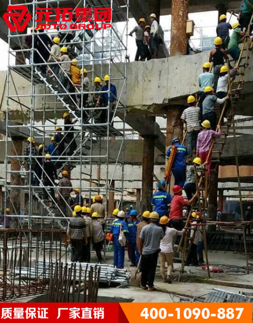 左邊盤(pán)扣式腳手架，右邊鋼管扣件式腳手架