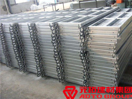 鋼跳板規(guī)格型號(hào)有幾種？鋼跳板生產(chǎn)廠家電話是多少？